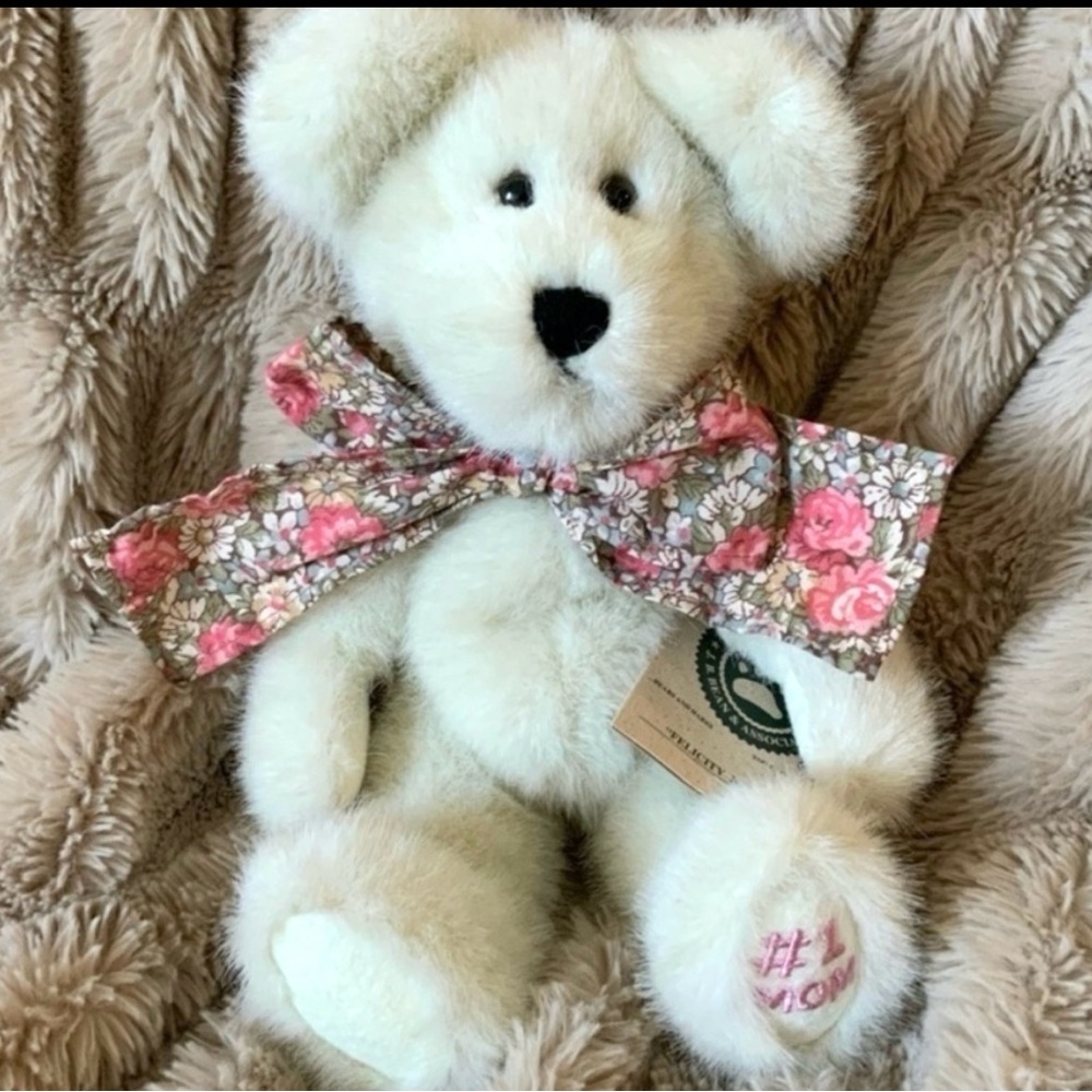 NWT Boyd’s Bear Felicity n Hugs Collectible Stuffed Bear #1 Mom Cream